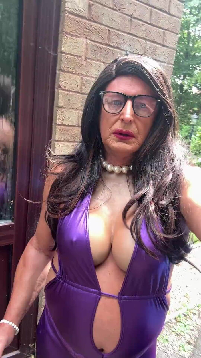 Kelly CD 2022: La sexy travestita kellycd2022 in tuta da Pvc viola e...