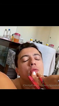 Havaianas žabky licker a plácají mu nohama na obličej