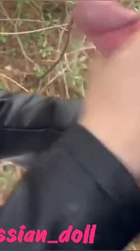 Sesso pompino ad un camionista nella foresta per fondi! Sborra in bocca