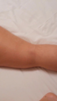 Une blonde nue pose et adore les pieds