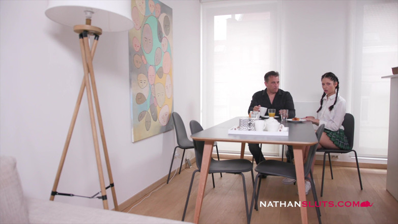 Nathansluts: Drobna brunetka Rebecca ssie swojego ojczyma i zostaje wyruchana w...
