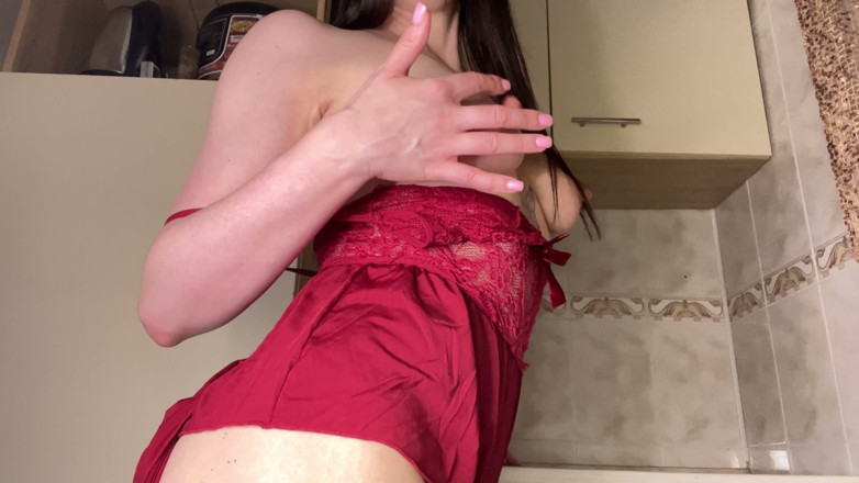 Kristi Ren: O mamă sexy se joacă cu pizda ei pe masa...