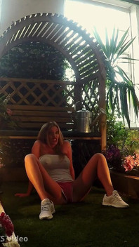 Holly Kiss Hot Kalhoty v Garden BTS Video