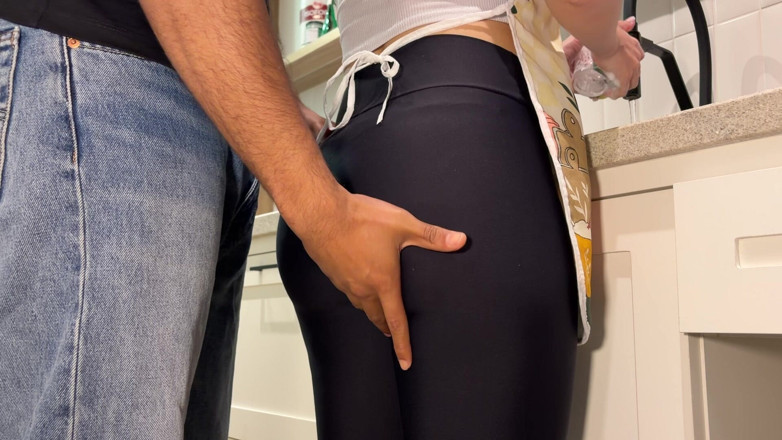 Levi Solen: แม่บ้านของฉันมาทํางานสวมเสื้อผ้ายิมและฉันก็น้ําแตกบนตูดใหญ่ของเธอ - เฟติช
