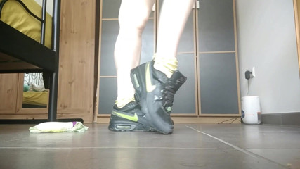 RavenBigAss: Молода дівчина мастурбує в своєму улюбленому nike air max, класичний мінет, чорний і зелений