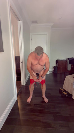 GottaLuvBB: सौतेला पिता सूट में घर आता है