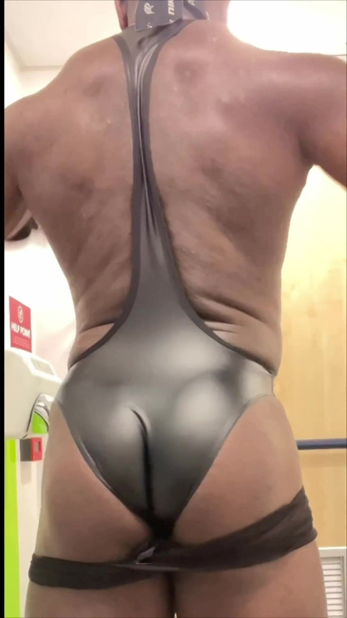 XXL black muscle butt: Lats y culo de culturista negra