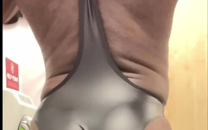 XXL black muscle butt: Lak &amp;amp; pantat binaragawan hitam