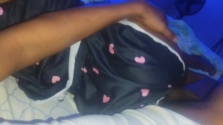 Skyy: 継父、私を抱いてくれ、お願い!継父と一緒にベッドに入り、彼のBBCにお尻を擦りつける