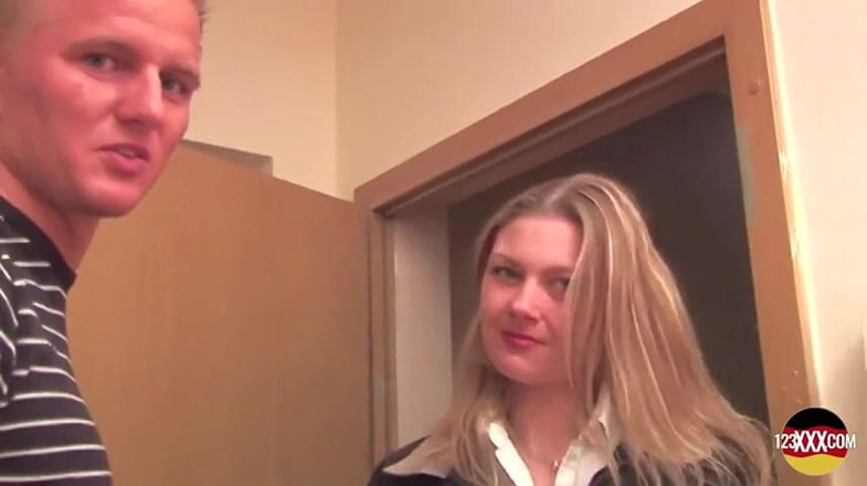 123XXX - 100% Amateurs: Si vous aimez regarder des blondes excitées chevaucher une bite...