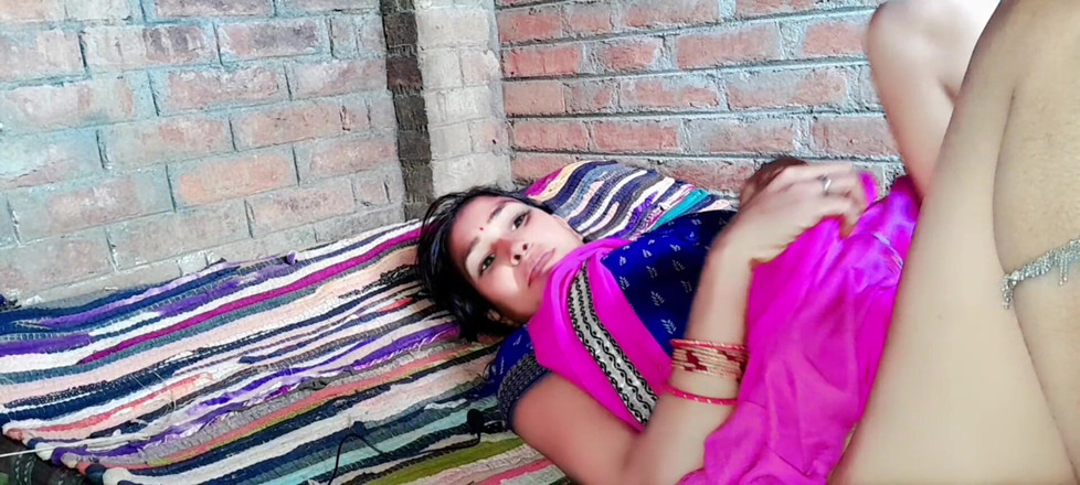 Renudbf: 享受性爱，浪漫的性爱，穿着粉色纱丽服的热辣哥。