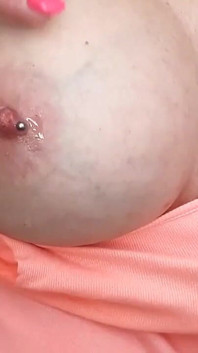Tette e piercing capezzoli giocano e sputano Fetish di Cyntia