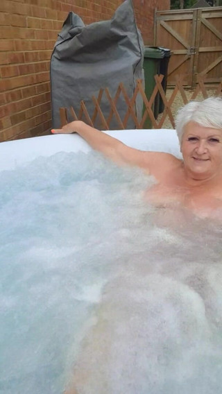 Uk Joolz: Vasca idromassaggio nuda maliziosa