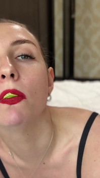 Lingerie pure, fumée et taquinage corporel... Tu en veux plus