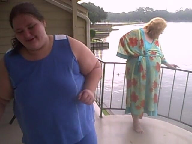 BBW nurse Vicki adventures with friends: 2 товстушки дроблять одну босими ногами, інші