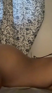 Boşalana kadar yastığımın üzerinde sikişmemin arka çekimi