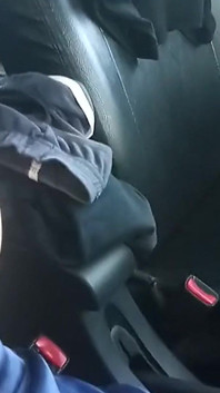 차에서 파란색 새틴 가운을 입은 아시아 크로스드레서 정액