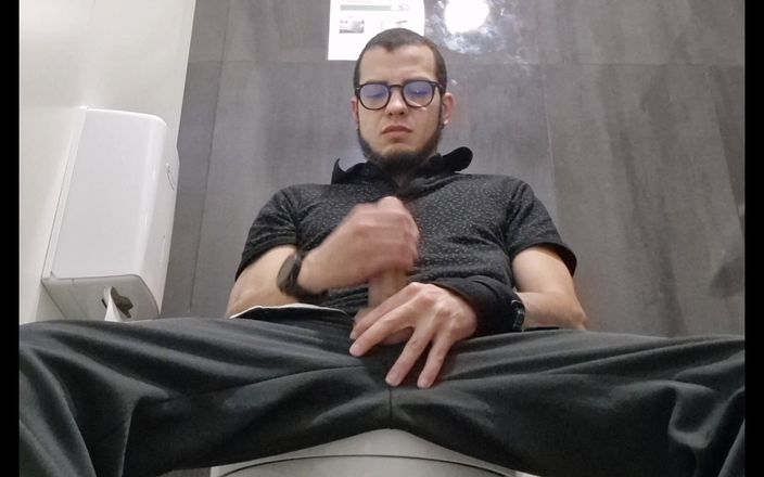 Fitguywithbigdick: Un mec pubblic dans les toilettes se masturbe en solo