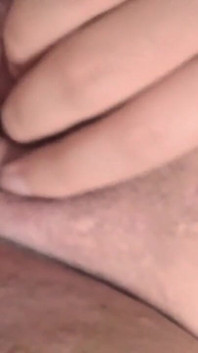 Merasa terangsang, saya meraba vagina saya yang ketat