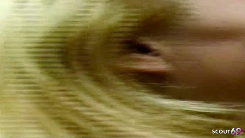 Shemale TS Collection: Блондинка транссексуал таємно трахається в лісі в її тугу дупу