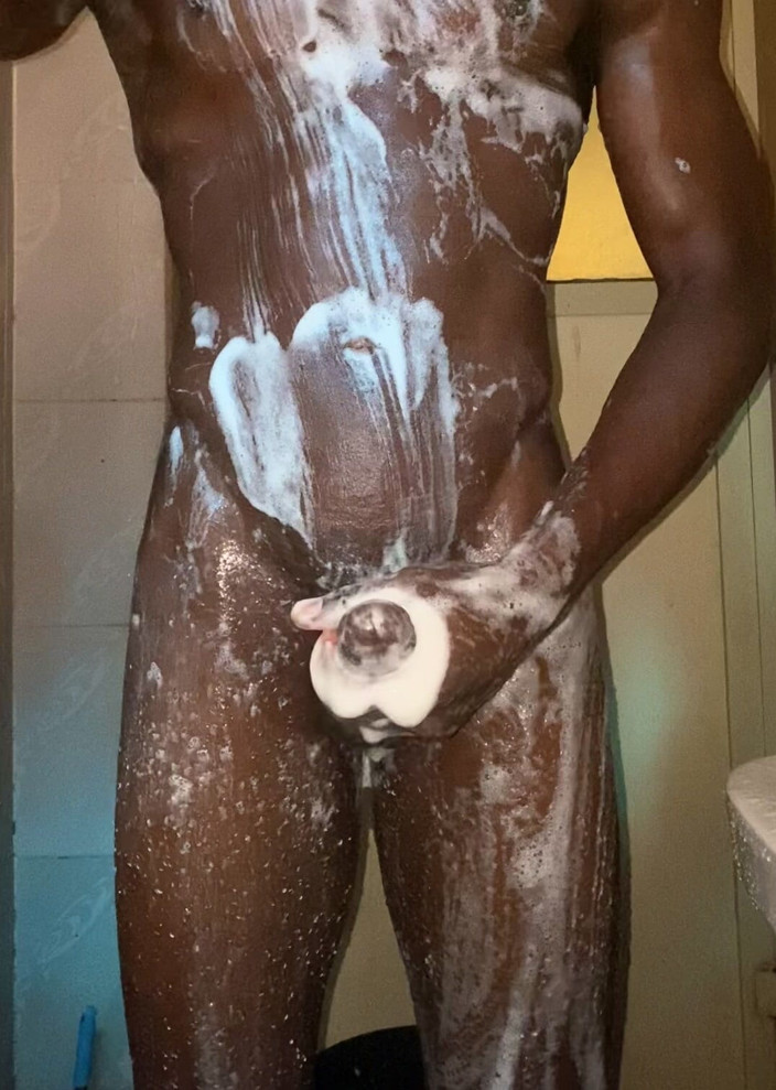 Masked Rider: Aimeriez-vous vous asseoir sur cette grosse bite noire ?