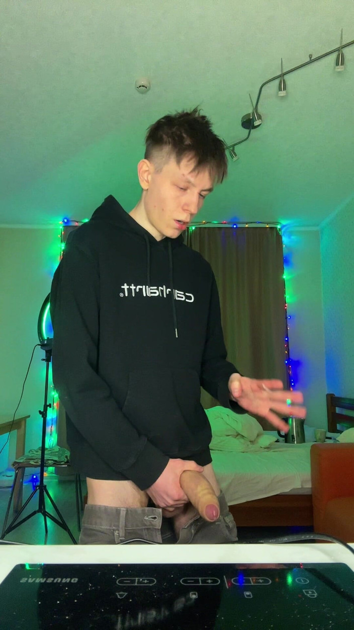 Morflot24: この空腹なツインクがどれだけ精液を噴き出すか見てみろ