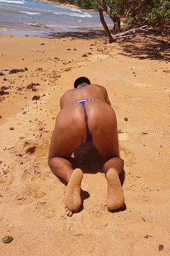 Ladysilvas: Ladysilva na opalonej plaży pokazując jej gorącą dupę z seksownym...