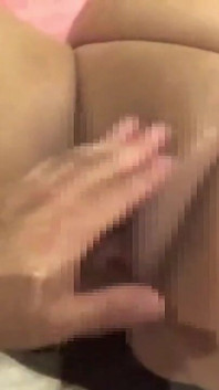M donna climax piacere con lo strumento di pizzicamento clitorideo del capezzolo
