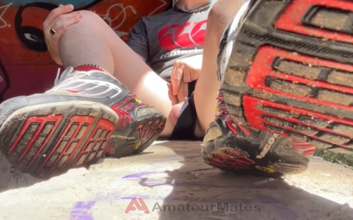 AmateurMates: Băiat palid plictisit neted în adidași