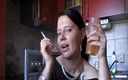 Sinika Skara: Rauchen und pissen