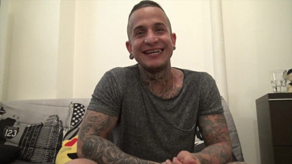 Gaybareback: Bastian šuká bez sedla sexy striaght v Paříži