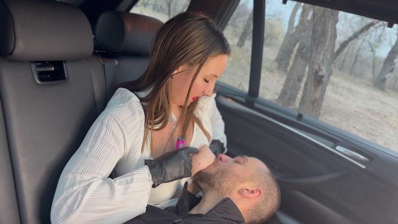 Hottie goddess: Ibu-ibu menyusui yang lagi menyusui di dalam mobil