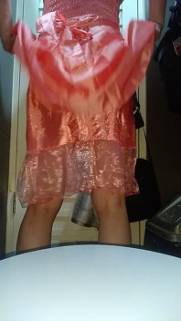 Crossdressing i spust noszenie dziewczyny satynowa impreza różowa sukienka mini