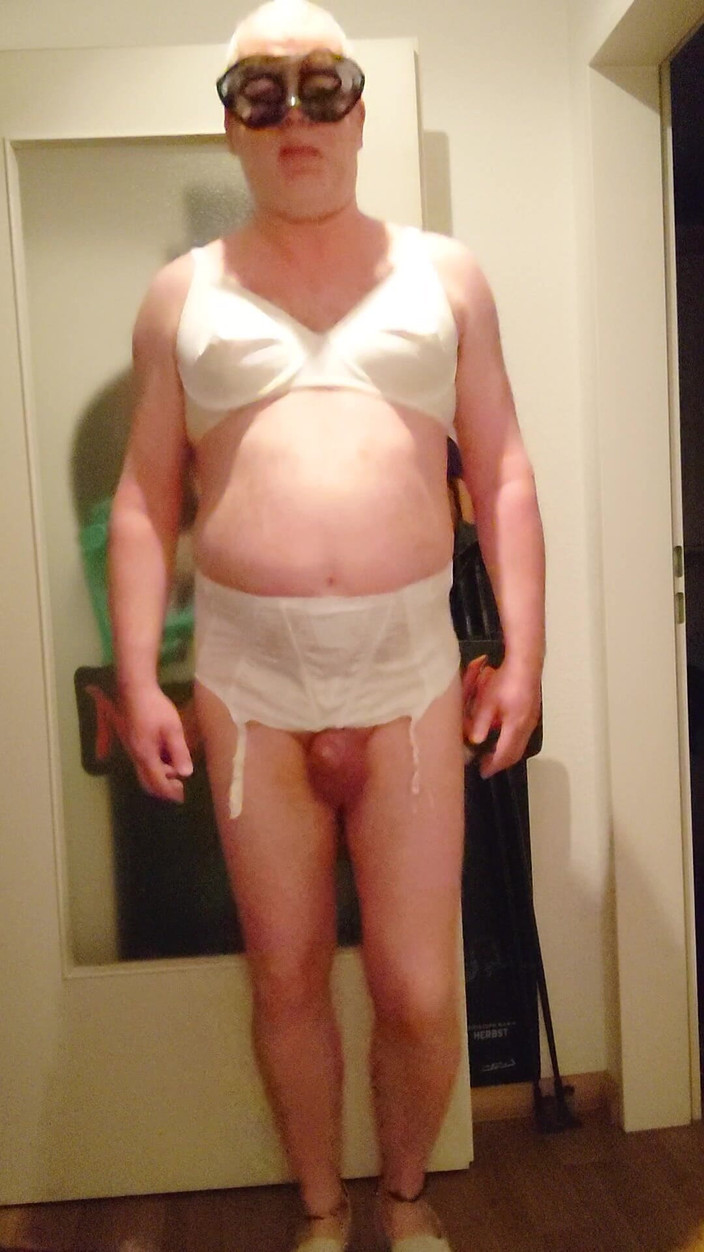 Carmen_Nylonjunge: Zabawa w szelku i staniku