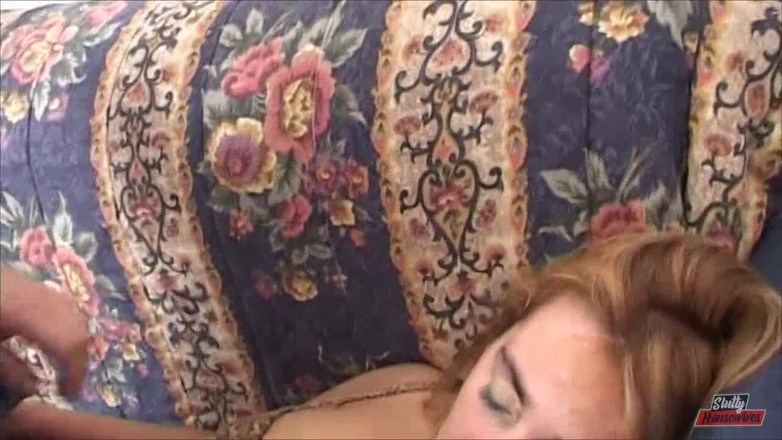 Vere Casalinghe Italia.: Blonde chick sucks his cock in close up