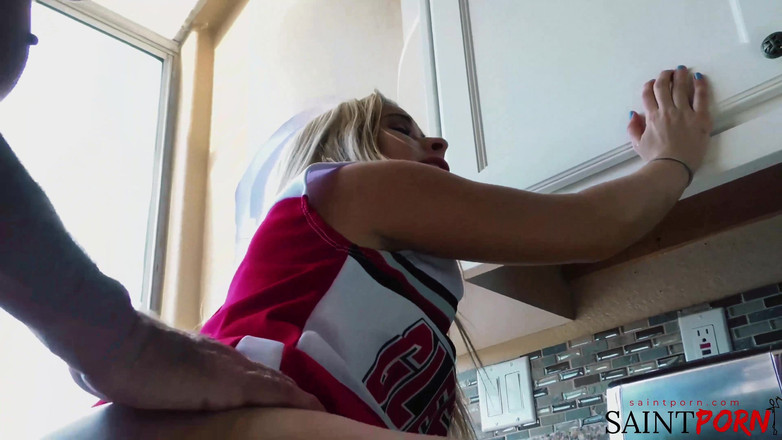 SaintPorn: Sự cống hiến cổ vũ của Lilly bắt gặp mắt...