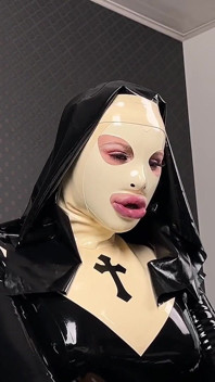 Hahnverehrung durch eine Latexnonne