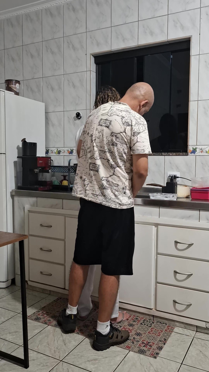 Victor SweetCoupleStories: Pembantu rumah dikongkek pantat di dapur semasa membasuh pinggan