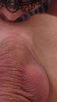 Perra sexy hace chupada de culo y mamada en primer plano