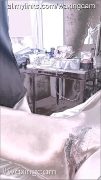 Depilando El Coño Gimiendo De Una Mujer