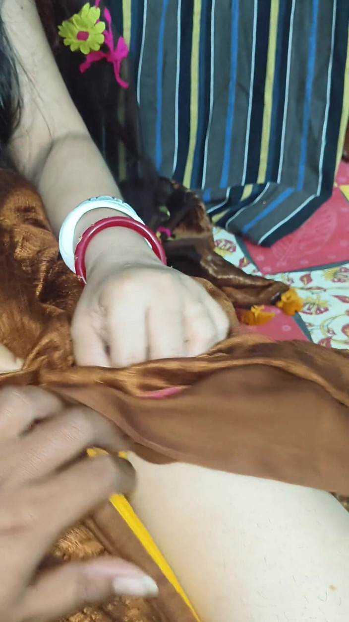 Playboy rahul: Bhabhi India panas berkongkek dengan rakan kolej lamanya dan memberikannya...