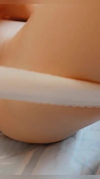 Orgasmus po vysoké škole. Masturbace v bílých kalhotkách. Close-up. Sexy kundička. Chlupatá kundička dostane orgasmus. Šukání prstem. Kočička