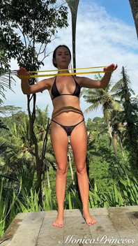 Senaman luar untuk belakang, senjata dan pantat dalam bikini mikro