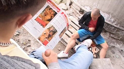 Young Bastards: Bi-jongen opent zijn gat