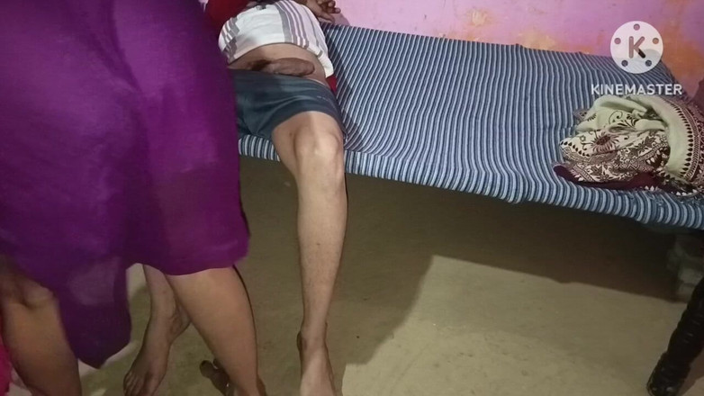 Savita5343: Дезі сексуальна Маузі трахнула пасинка своєї зведеної сестри, ставши і піднімаючи її на колінах і поклавши член в пизду