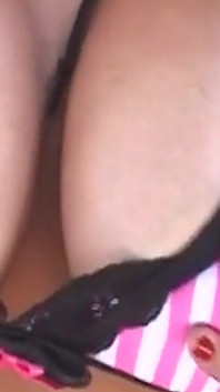 La milf con il dildo con il culo si spalma l'enorme tette d'olio e lo prende in culo
