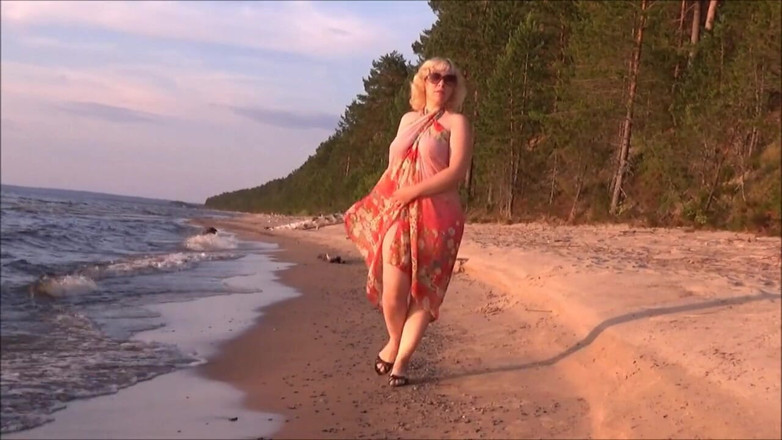 RedRoseRus: Hete dans op het strand