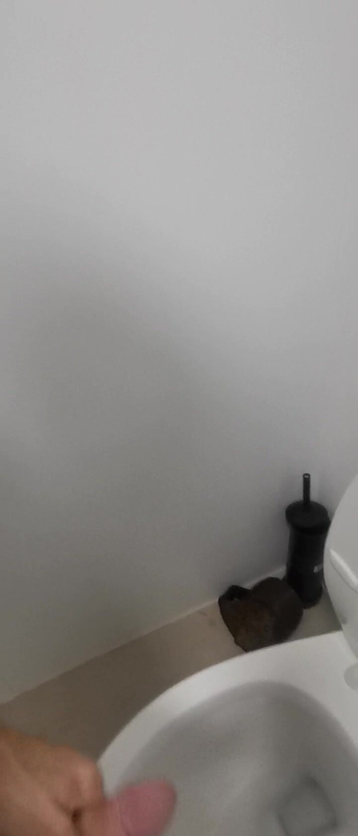 NeatGame458: El baño público de hombres me vuelve tan cachonda