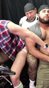 Manny Muscle ve King Baiter ile üçlü grup seks Harley sikişiyor