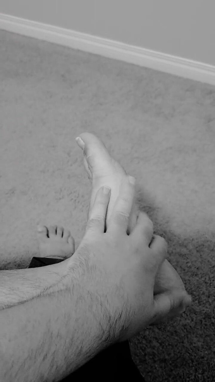 Erotic Man: Un maschio geme e si accarezza i piedi sporchi